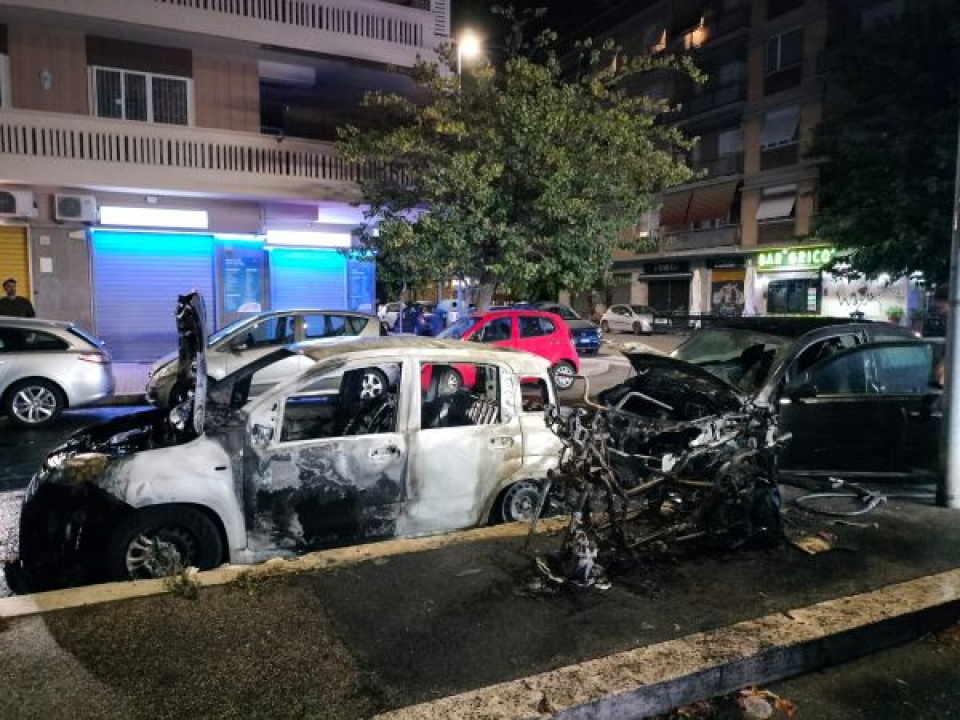 Incendio auto via dei Velieri Ostia