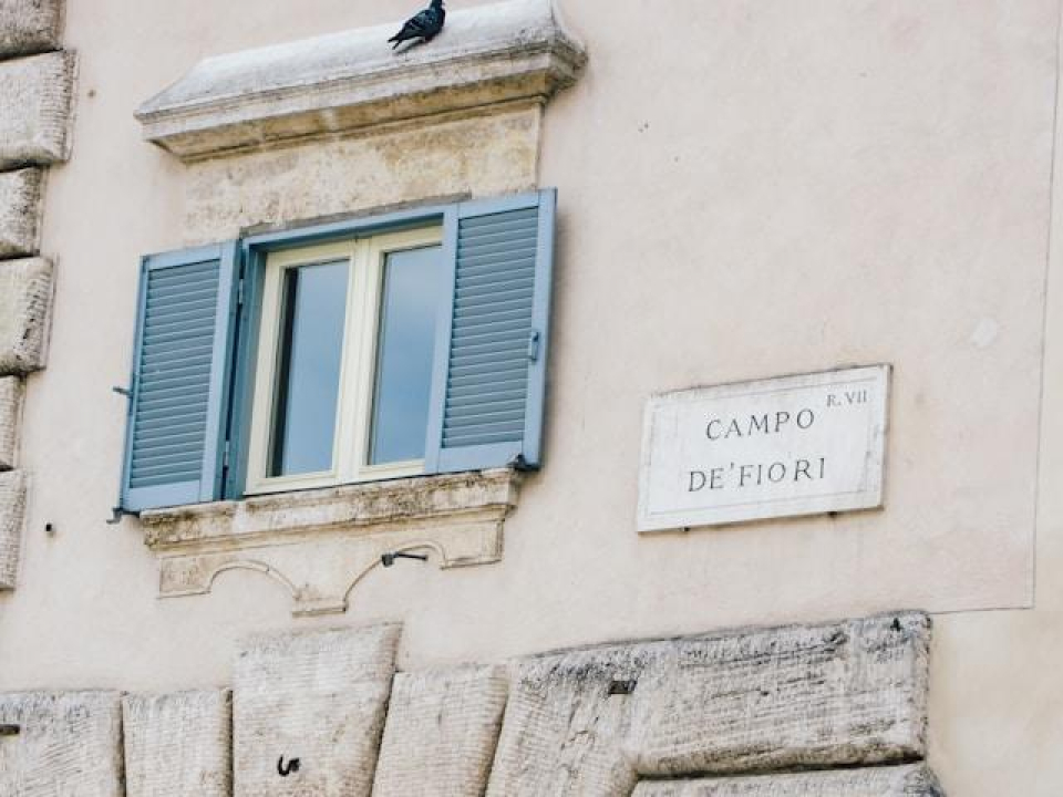Un dettaglio della targa a Campo Dei Fiori