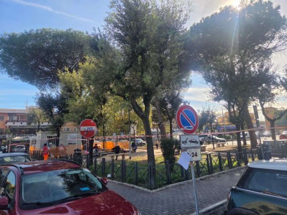 I lavori per la pedonalizzazione di piazza San Leonardo da Porto Maurizio ad Acilia