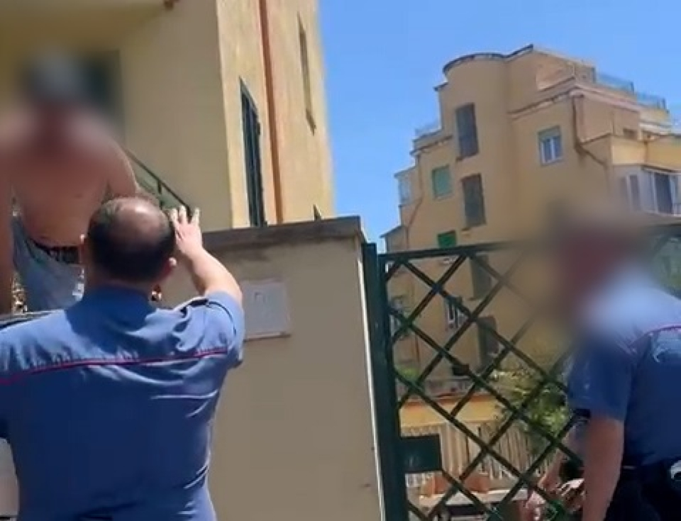 Carabinieri bloccano ladro a Ostia
