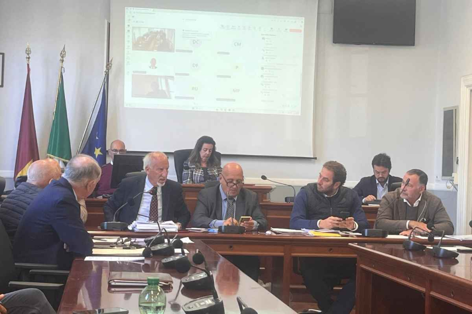 Momenti della Commissione Patrimonio del Comune di Roma, presso l’Aula “Massimo Di Somma” del Municipio Roma X a Ostia: al tavolo il presidente Mario Falconi, il consigliere Yuri Trombetti e l’assessore al Patrimonio e al Litorale Andrea Tobia Zevi.