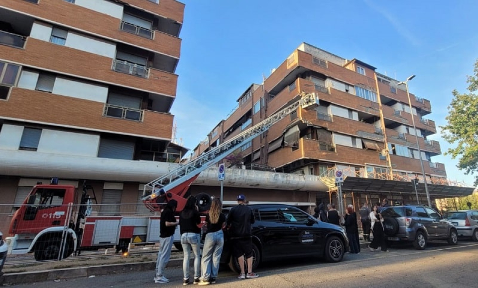 Case comunali Ostia, viale Vasco De Gama, crollano i cornicioni e intervengono i vigili del fuoco