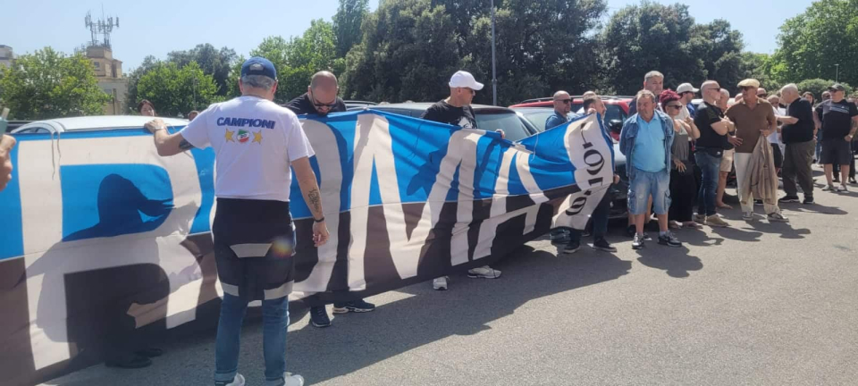 Amici e Fan di Gianfranco Butinar con striscion al Funerale dell'attore romano