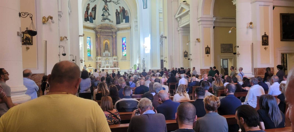 La celebrazione del Funerale di Butinar a Regina Pacis a Ostia, chiesa gremita