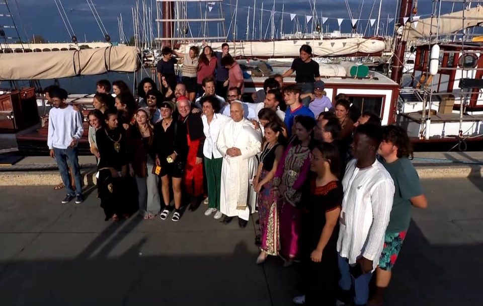 Il papa insieme ai giovani della Goletta della Pace