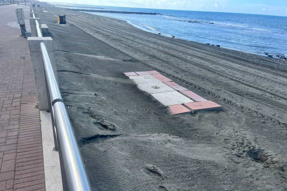 Passerelle sulle spiagge di Ostia Ponente coperte dalla sabbia
