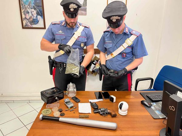 Carabinieri di Ostia in caserma con droga, armi e provento del sequestro effettuato durante il maxi blitz a Ostia