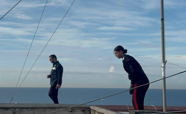 Carabinieri di Ostia sui tetti per scovare la droga