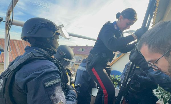 I carabinieri durante l'operazione antidroga