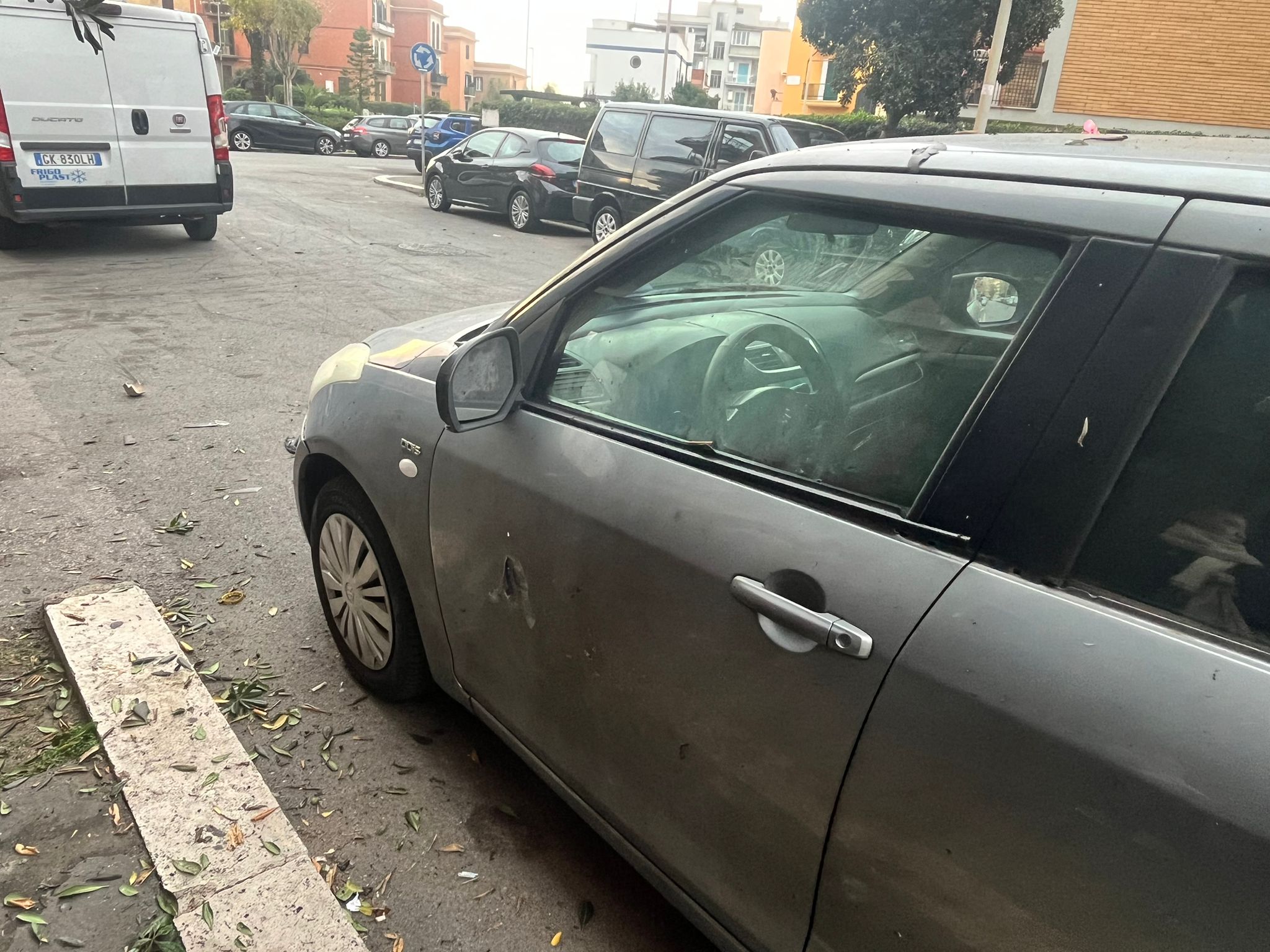 Auto danneggiata dalla bomba carta vicino compro oro a Ostia