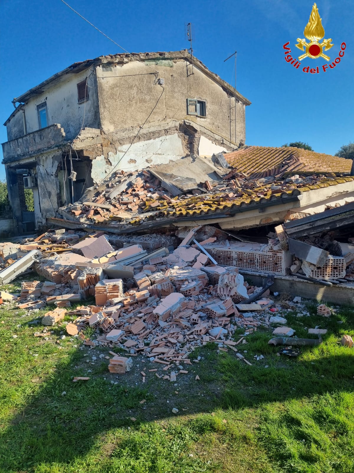 I resti dell'edificio dopo l'esplosione a Fiumicino
